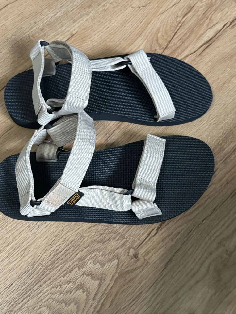 NEW Teva  Size 9 Flatform Universal Sandal